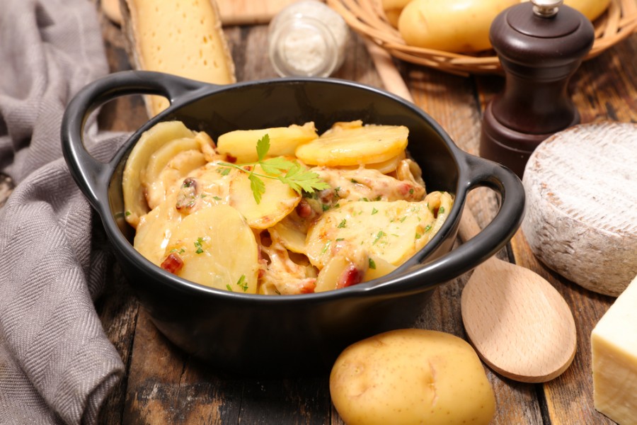 Préparez la truffade, recette emblématique de l'Auvergne