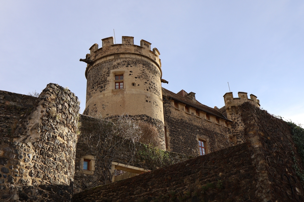 Visitez le château médiéval de Saint-Saturnin