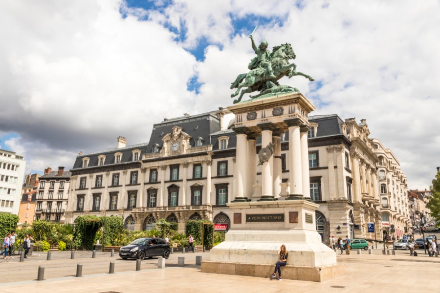 Découvrir l'emblématique Place de Jaude de Clermont-Ferrand