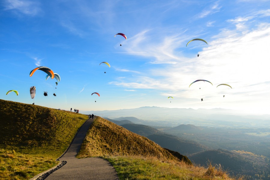 Hélicoptère, avion ou montgolfière : survoler les volcans d'Auvergne !